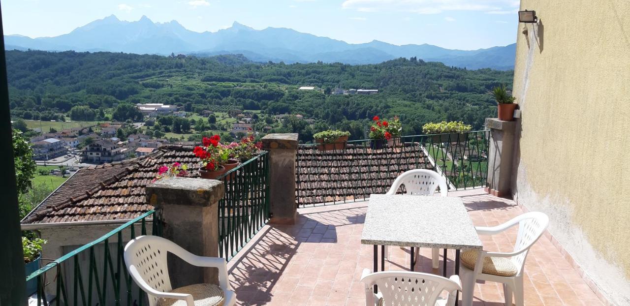 Casa Sotto Il Castello Apartment Monti di Licciana Nardi Bagian luar foto